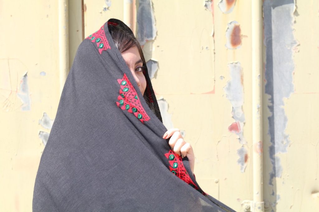 شال بلوچدوزی